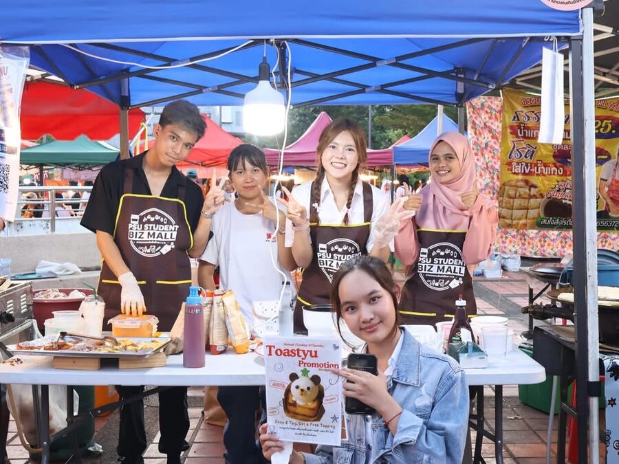 InnoEM student talking with a real customer at a market booth